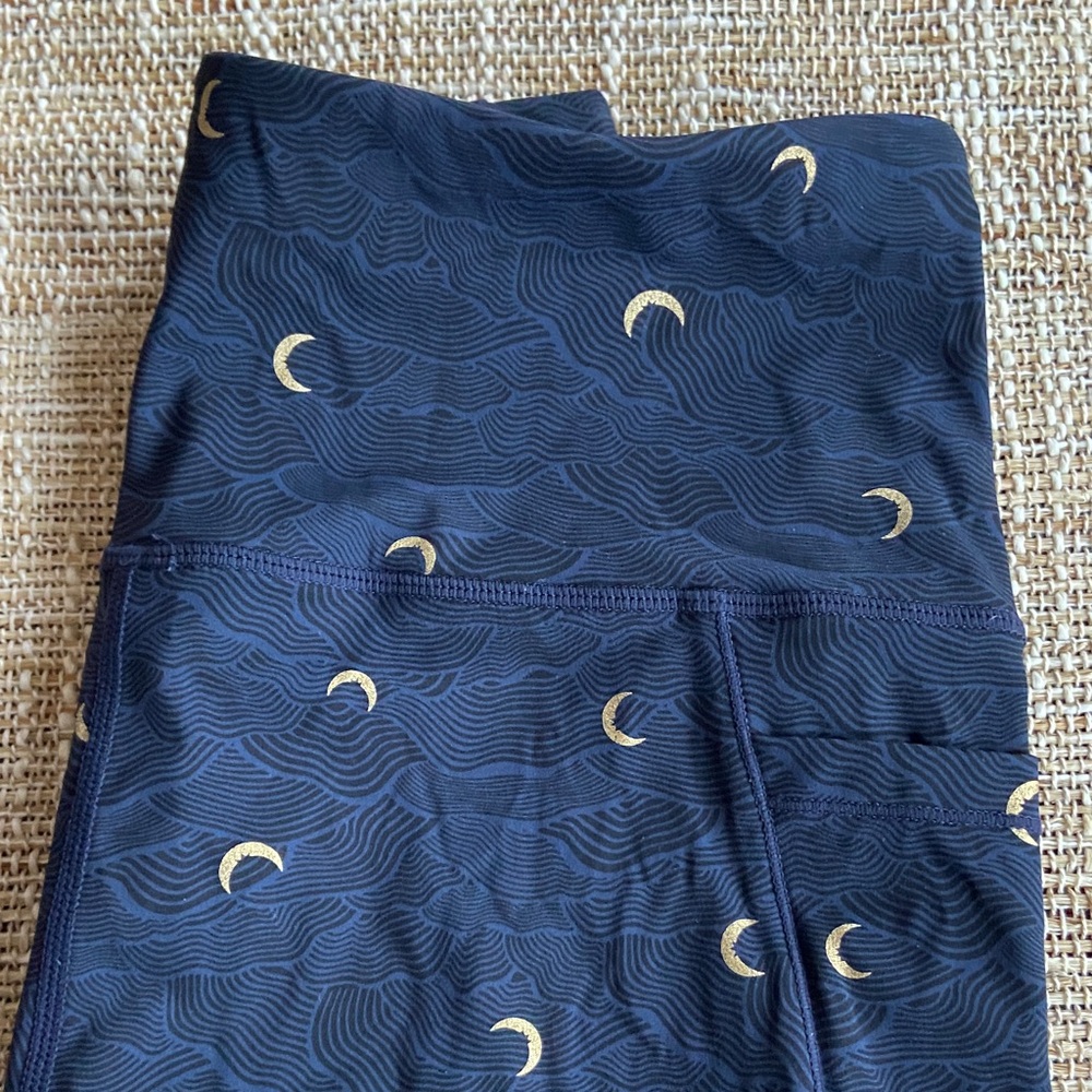 Like new - Zyia luxe moon leggings, size 8-10